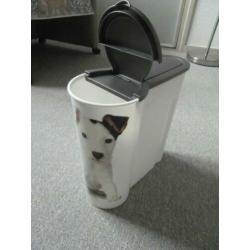 kunststof bewaarbox voor hondenbrokjes, erop Jack Russell??