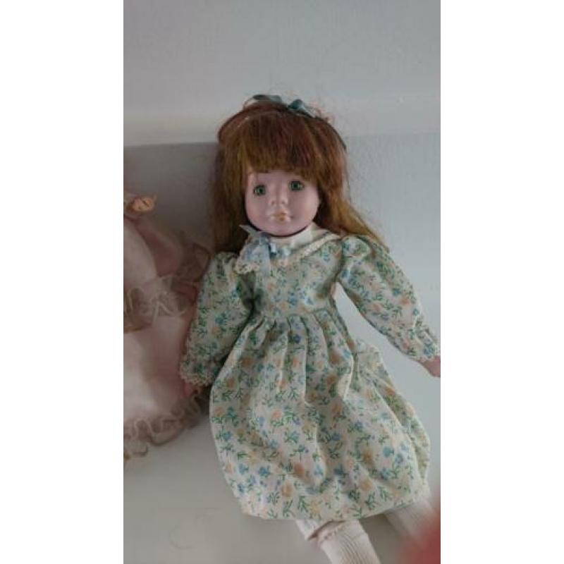 oude poppen roze is 32 cm, groen jurkje is 38cm