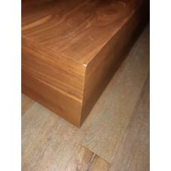 Grote salontafel vierkant van hout 1.20x1.20