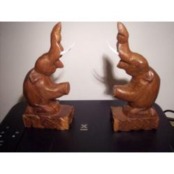 houten beelden. 2 zittende oliefanten.