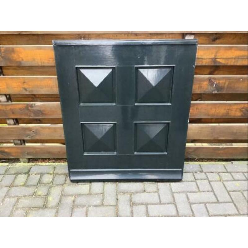 Hardhouten voordeur uit twee delen.