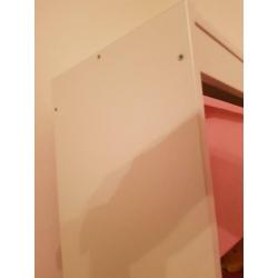 Witte Ikea Trofast opbergkast met roze bakken