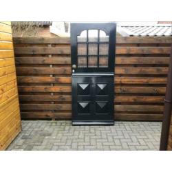 Hardhouten voordeur uit twee delen.