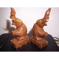 houten beelden. 2 zittende oliefanten.