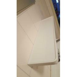 Wastafel met planchet en spiegel
