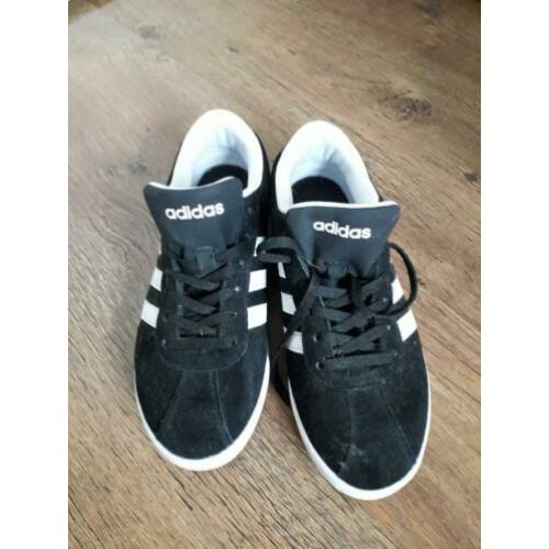 Leuke zwarte sportieve suede adidas sneakers, maat 38