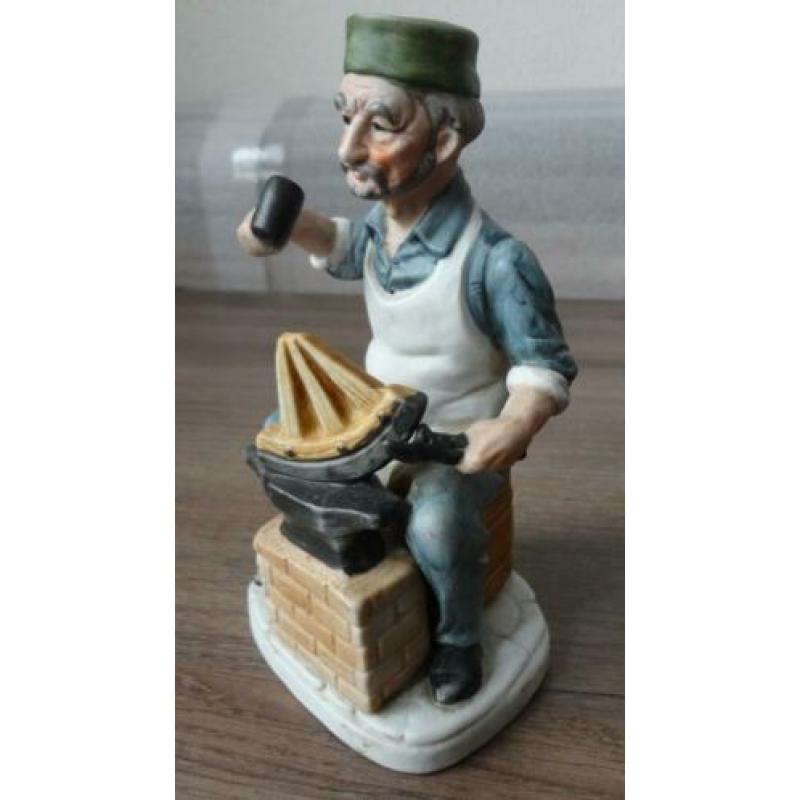 Beeldje wagenwielbouwer