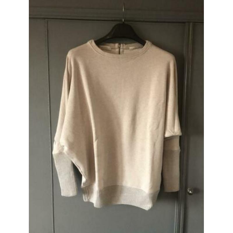 Sweater van UNEXPECTED HEROES beige maat S/M/L