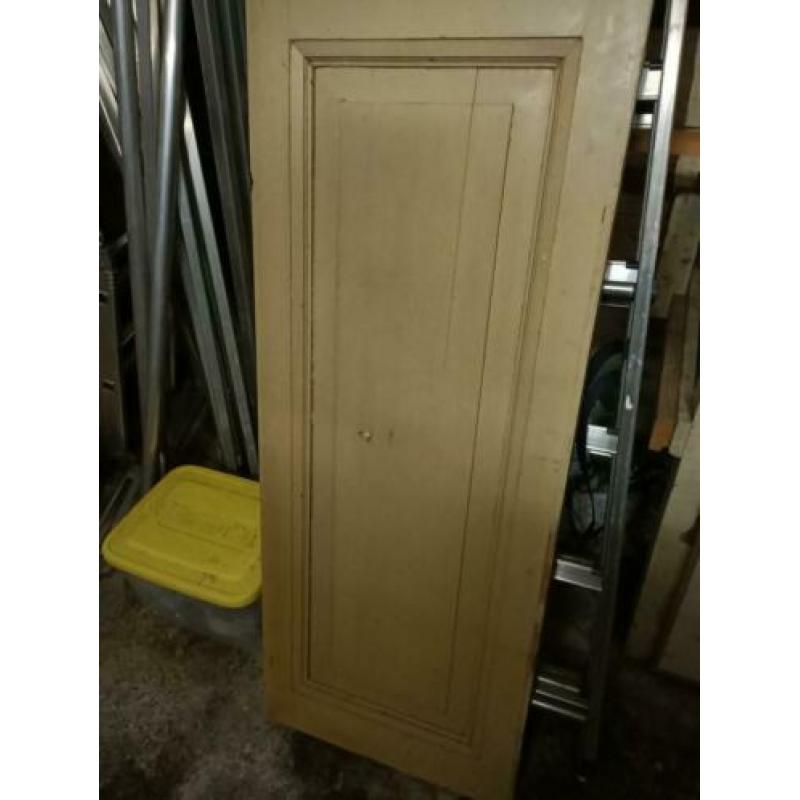 Leuk oud houten deurtje voor decoratieve doeleinden