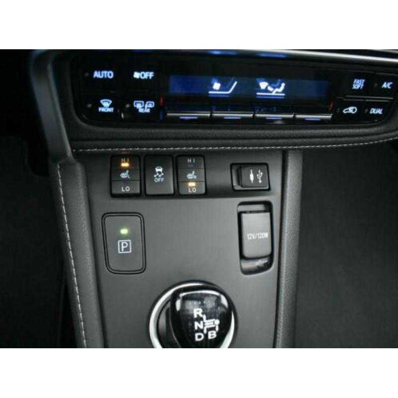 Toyota Auris 1.8 Hybrid Executive (bj 2016, automaat)