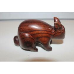 9116 Massief houtgesneden konijntje 11x6cm