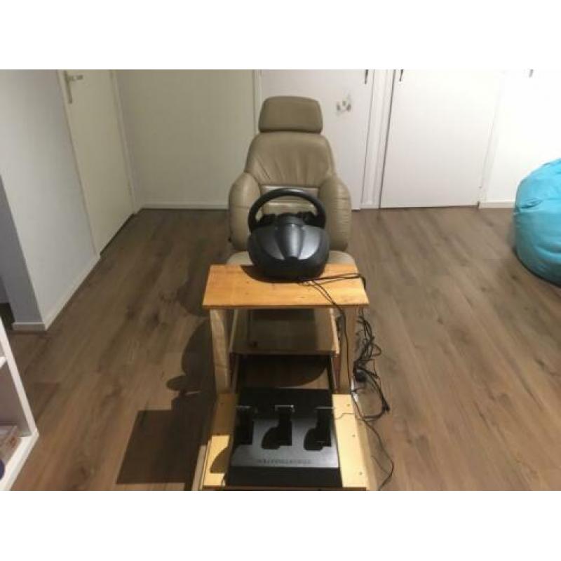 Racestoel met Thrustmaster TMX pro en pedalen