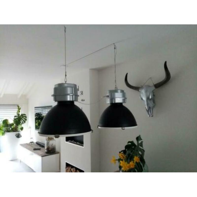 Set van twee mooie industrieele hanglampen 48 cm doorsnee