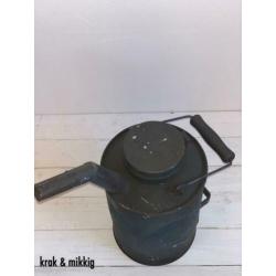 Oude stoere oliekan “krak & mikkig”