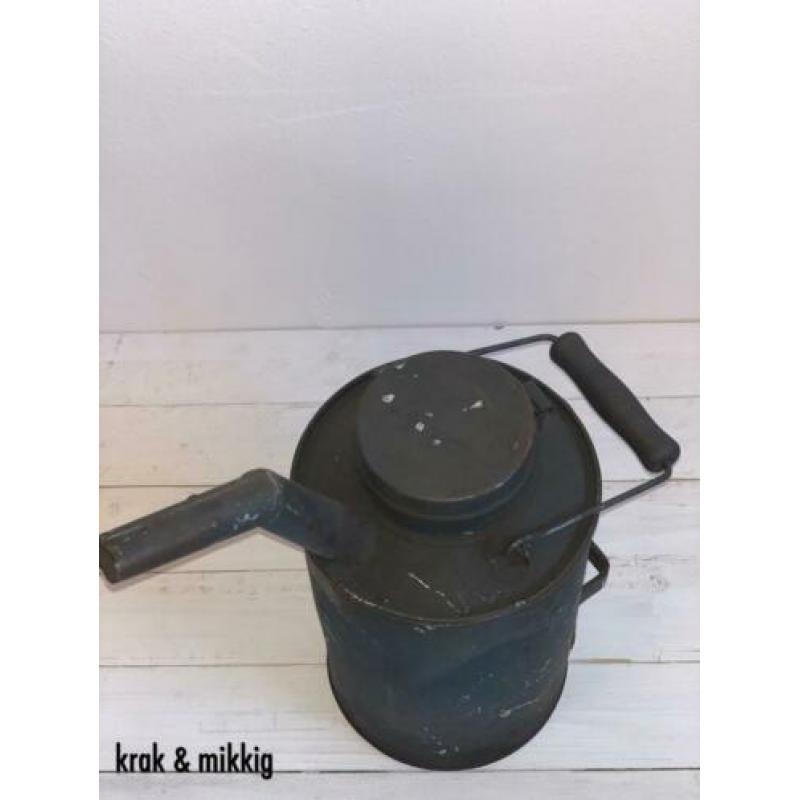 Oude stoere oliekan “krak & mikkig”