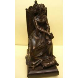 Oude brons: dame met boek "liseuse"; bronzen beeld