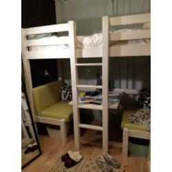 Hoogslaper zitje met tafel en logeerbed inéén