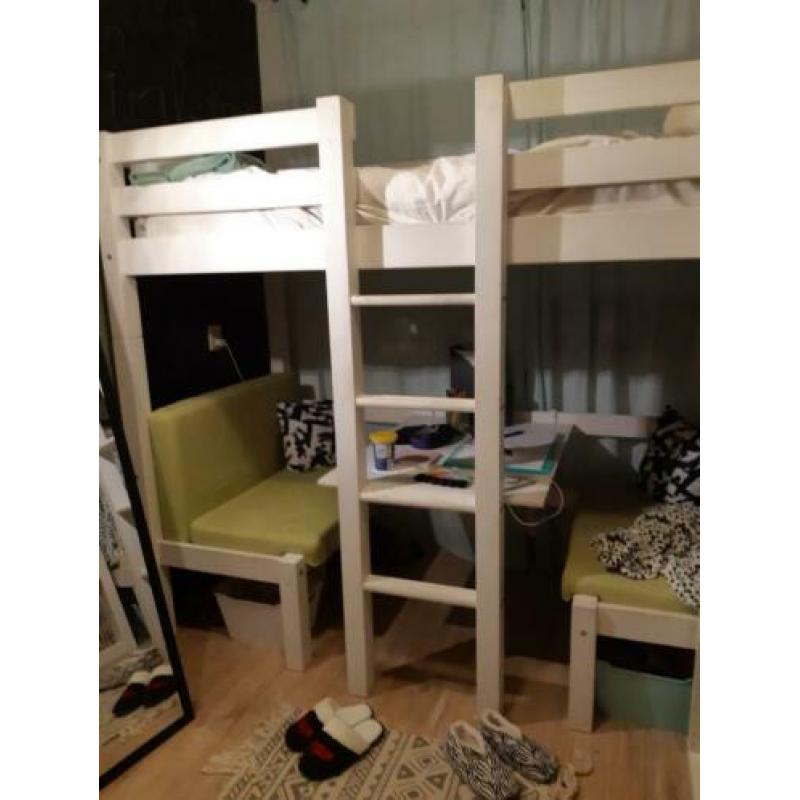 Hoogslaper zitje met tafel en logeerbed inéén