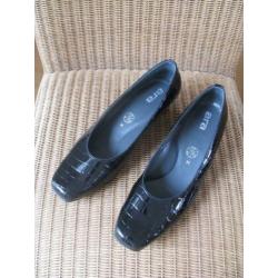 NIEUWSTAAT - maat 41 = Ara pump croco print zwart lak