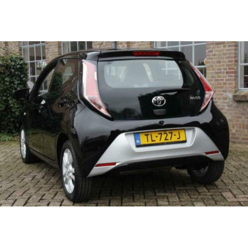 Toyota Aygo 1.0 VVT-i x-wave Navigatie, ECC Clima, Bluetooth