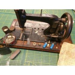 Antiek naaimachine met dingen die er bij horen echt leuk