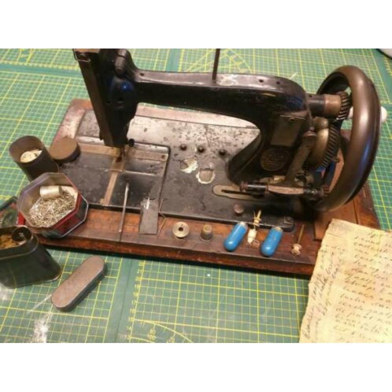 Antiek naaimachine met dingen die er bij horen echt leuk