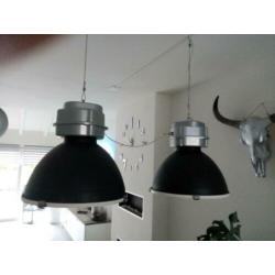 Set van twee mooie industrieele hanglampen 48 cm doorsnee