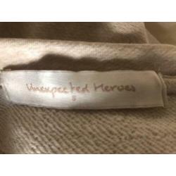 Sweater van UNEXPECTED HEROES beige maat S/M/L