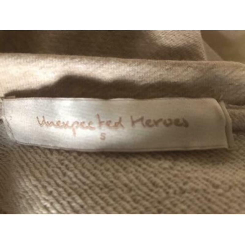 Sweater van UNEXPECTED HEROES beige maat S/M/L