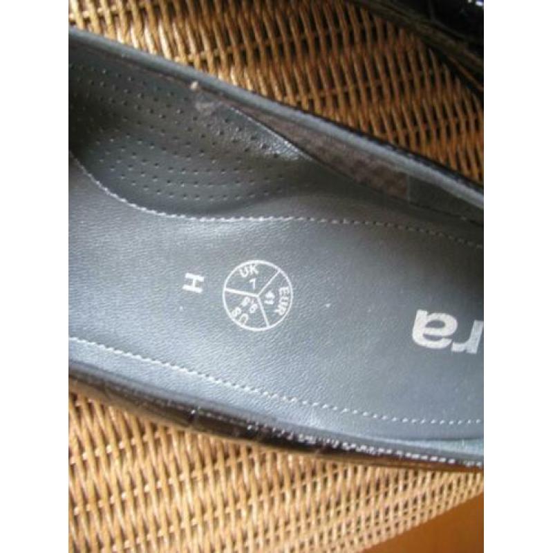 NIEUWSTAAT - maat 41 = Ara pump croco print zwart lak