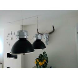 Set van twee mooie industrieele hanglampen 48 cm doorsnee