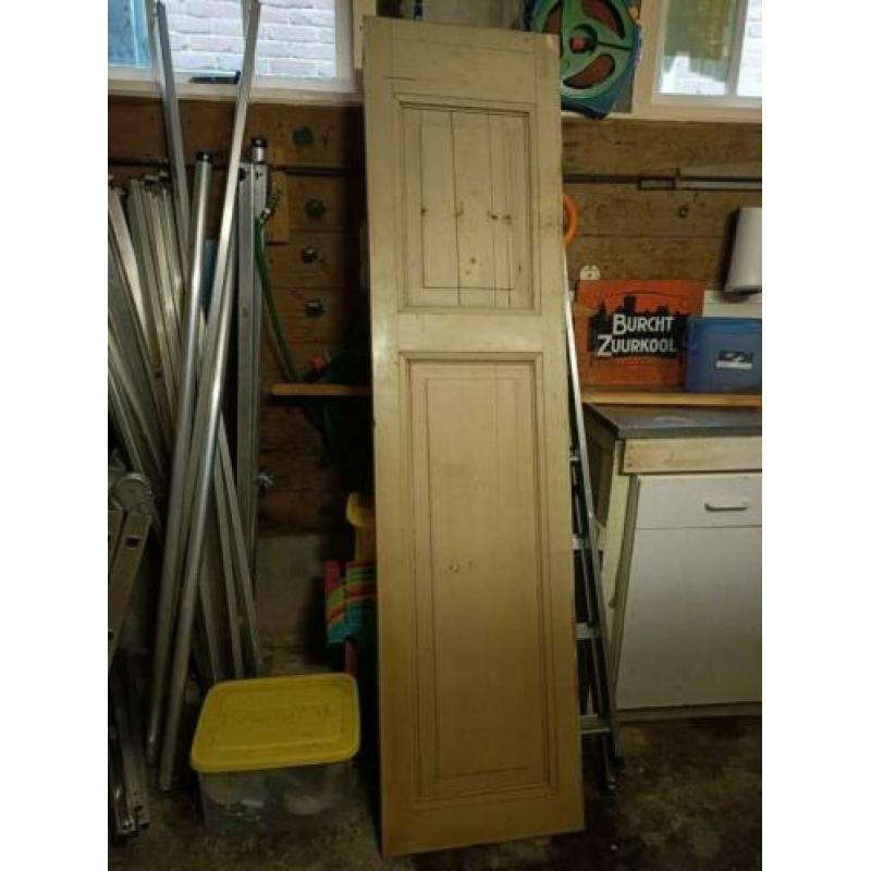 Leuk oud houten deurtje voor decoratieve doeleinden