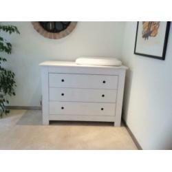 Ledikantje en commode