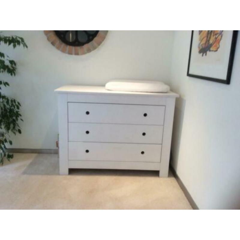 Ledikantje en commode