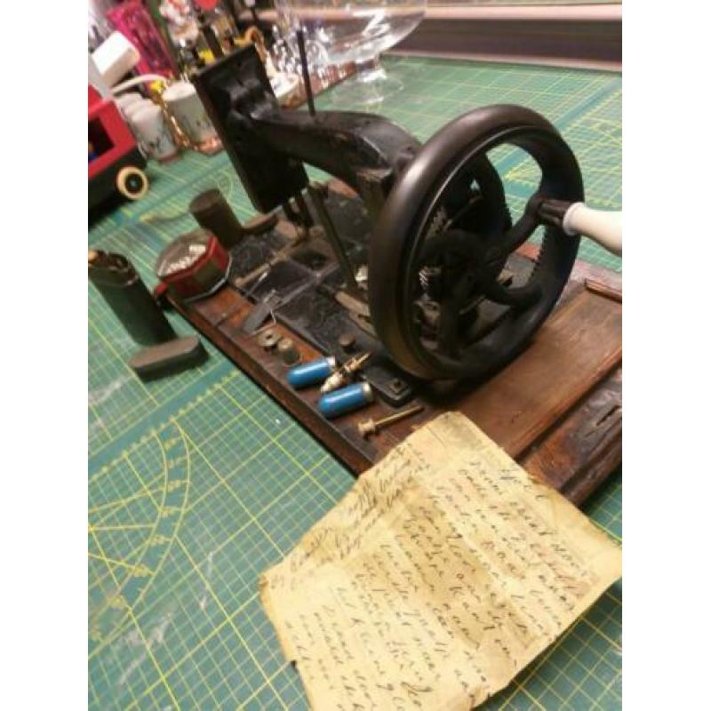 Antiek naaimachine met dingen die er bij horen echt leuk