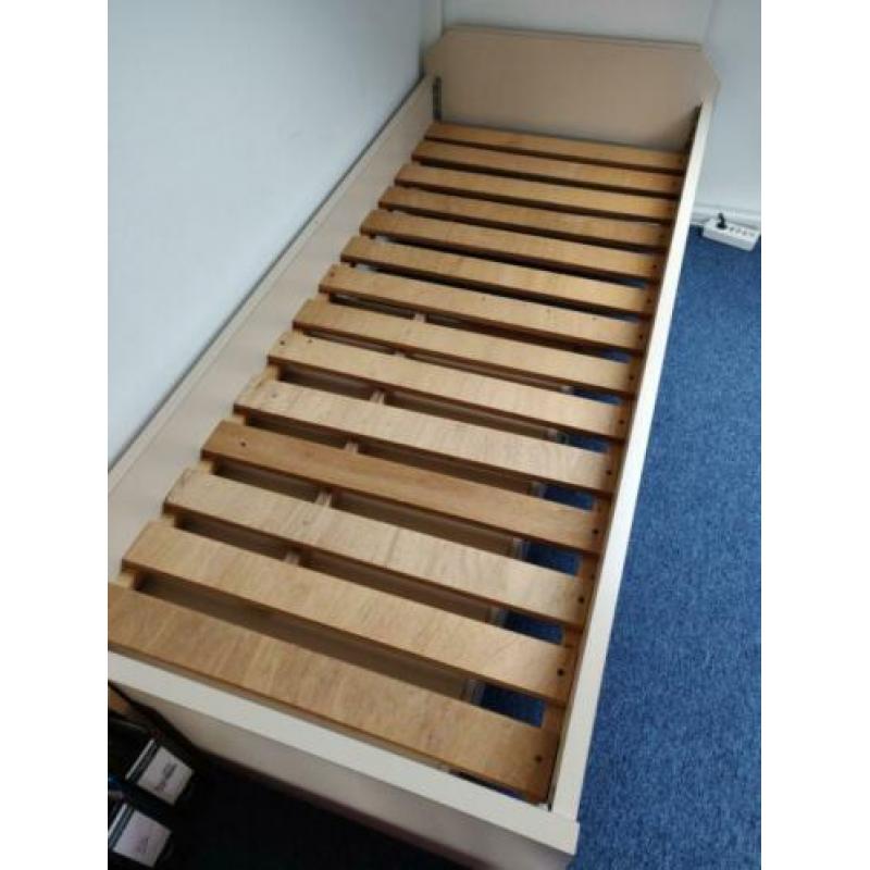Beige stevig 1 persoonsbed met 2 lades