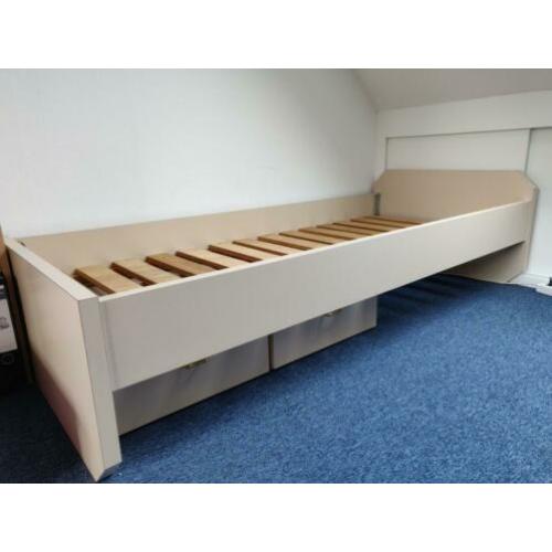 Beige stevig 1 persoonsbed met 2 lades