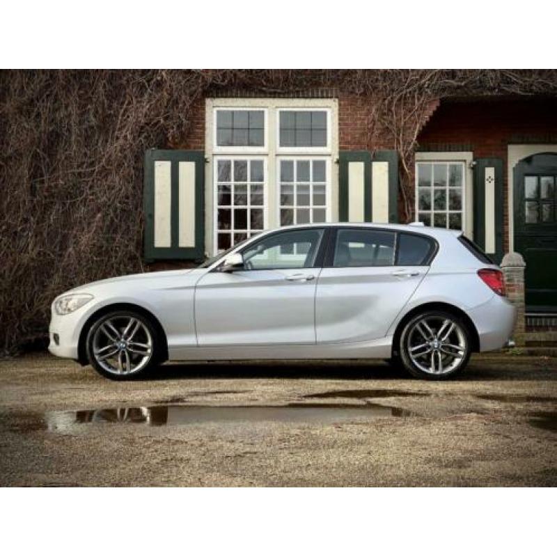 BMW 1-Serie 118i Upgrade Edition 170pk l Sportstoelen l 385M