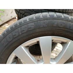 Winterbanden op lichtmetalen velg 205/55/R16.