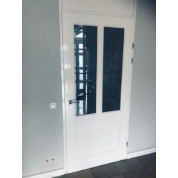 Binnendeur opdek met glas in lood en wc deur
