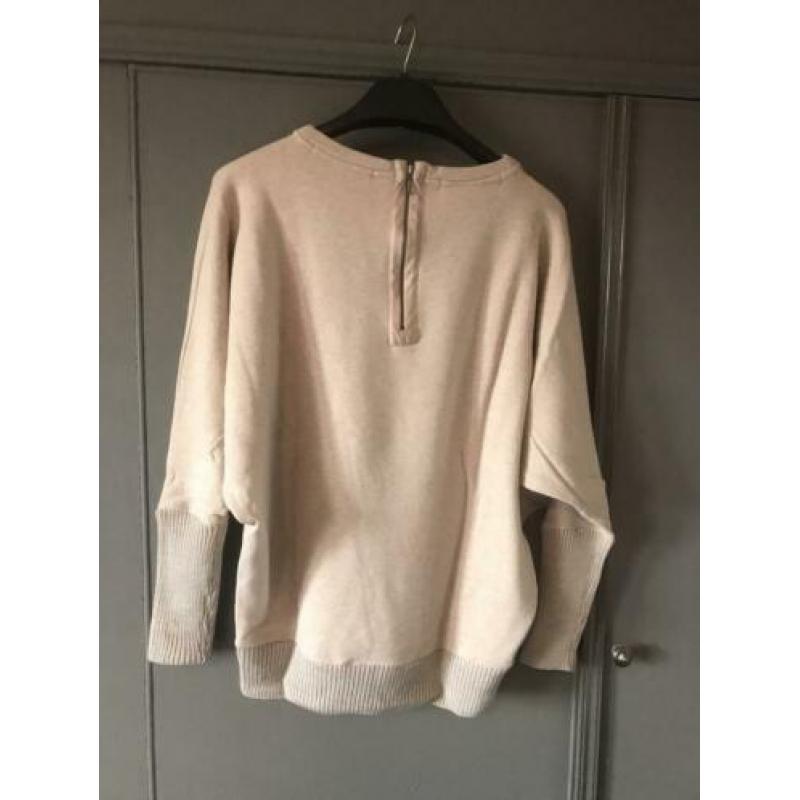 Sweater van UNEXPECTED HEROES beige maat S/M/L