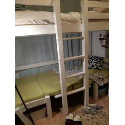 Hoogslaper zitje met tafel en logeerbed inéén