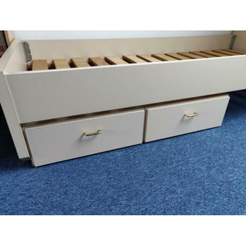 Beige stevig 1 persoonsbed met 2 lades