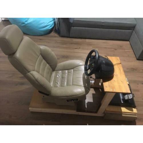 Racestoel met Thrustmaster TMX pro en pedalen