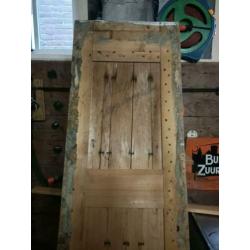 Leuk oud houten deurtje voor decoratieve doeleinden