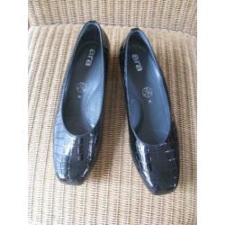 NIEUWSTAAT - maat 41 = Ara pump croco print zwart lak