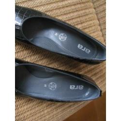 NIEUWSTAAT - maat 41 = Ara pump croco print zwart lak