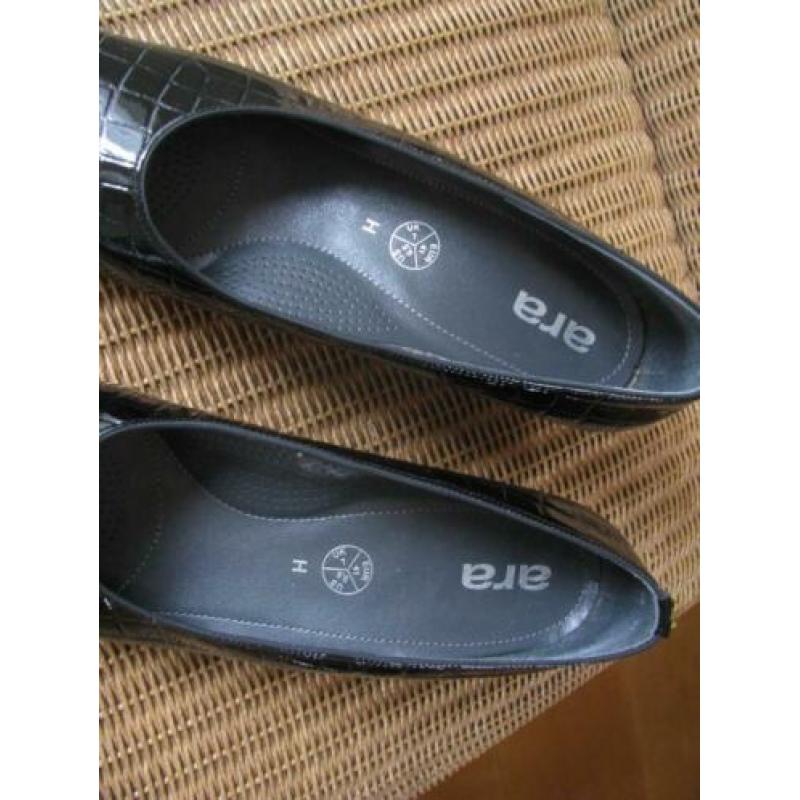 NIEUWSTAAT - maat 41 = Ara pump croco print zwart lak