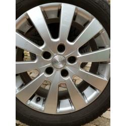 Winterbanden op lichtmetalen velg 205/55/R16.