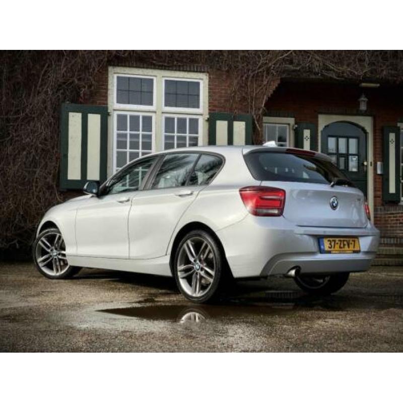 BMW 1-Serie 118i Upgrade Edition 170pk l Sportstoelen l 385M